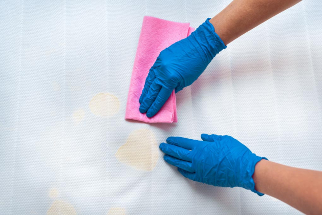 Jak důkladně vyčistit matraci, aby byla čistá a bezpečná?