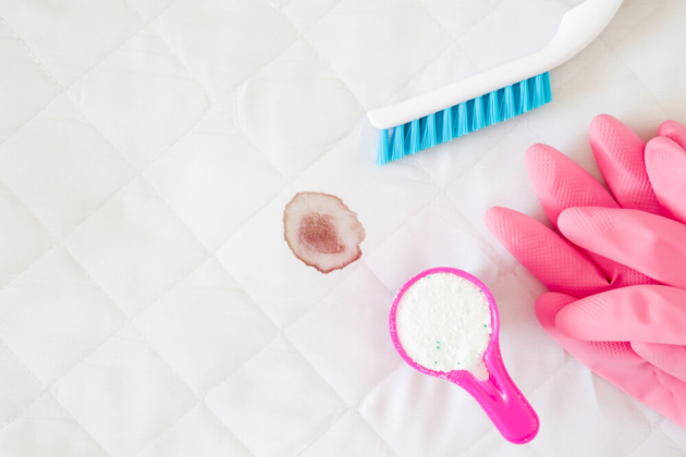 Jak dostat krev z matrace: Osvědčené tipy a návody