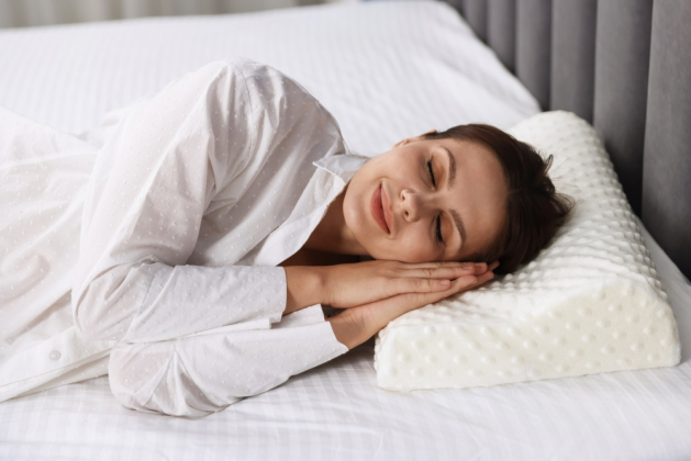 Jak spát na zdravotním polštáři? Návod pro dokonalou oporu krční páteře