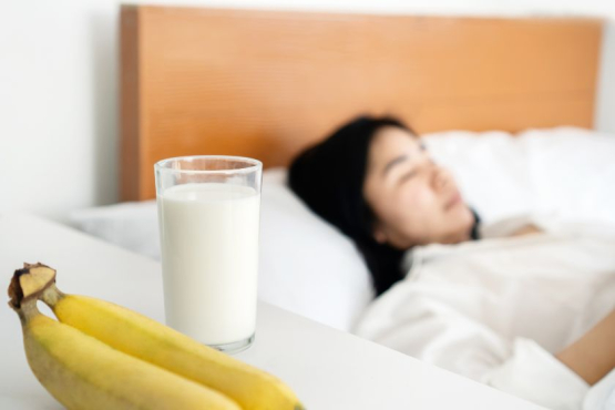 Zjistěte, jaké potraviny a nápoje podpoří spánek, a po kterých neusnete