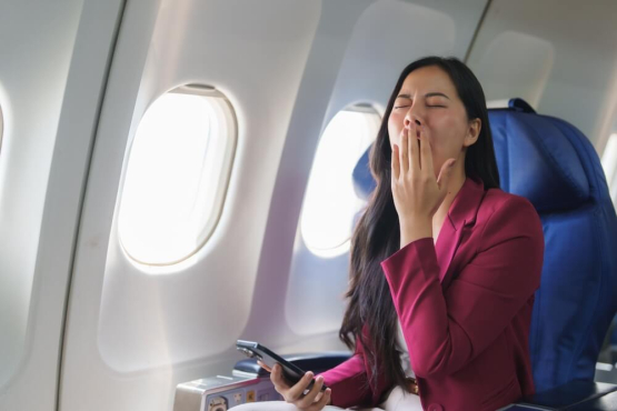 Jak překonat jet lag: Příznaky, délka a tipy na regeneraci spánku
